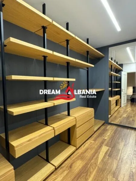 Apartament Luksoz 3+1+2 wc ne shitje ne Bllok, prane Sky Tower ne Tirane