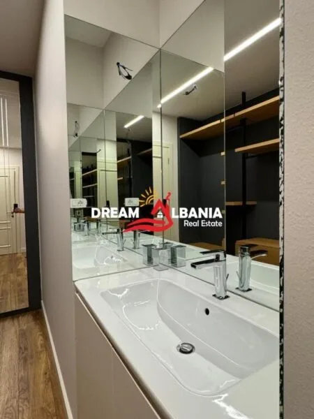 Apartament Luksoz 3+1+2 wc ne shitje ne Bllok, prane Sky Tower ne Tirane