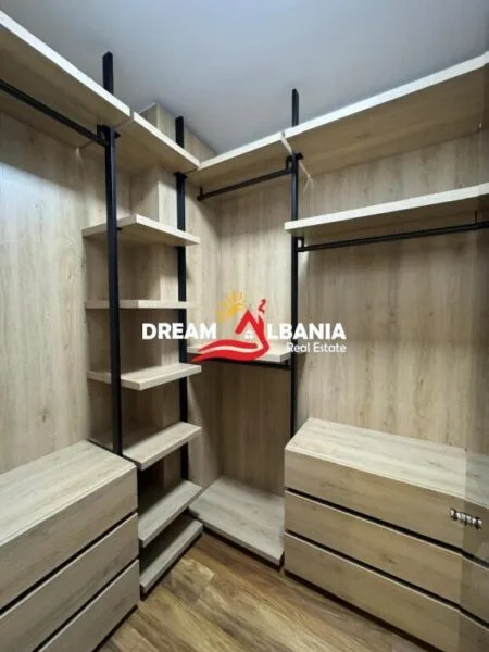 Apartament Luksoz 3+1+2 wc ne shitje ne Bllok, prane Sky Tower ne Tirane