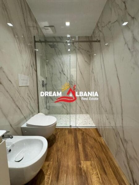 Apartament Luksoz 3+1+2 wc ne shitje ne Bllok, prane Sky Tower ne Tirane