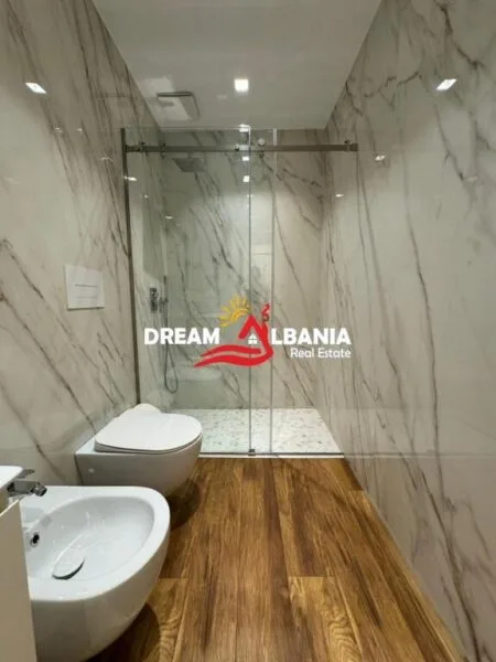 Apartament Luksoz 3+1+2 wc ne shitje ne Bllok, prane Sky Tower ne Tirane