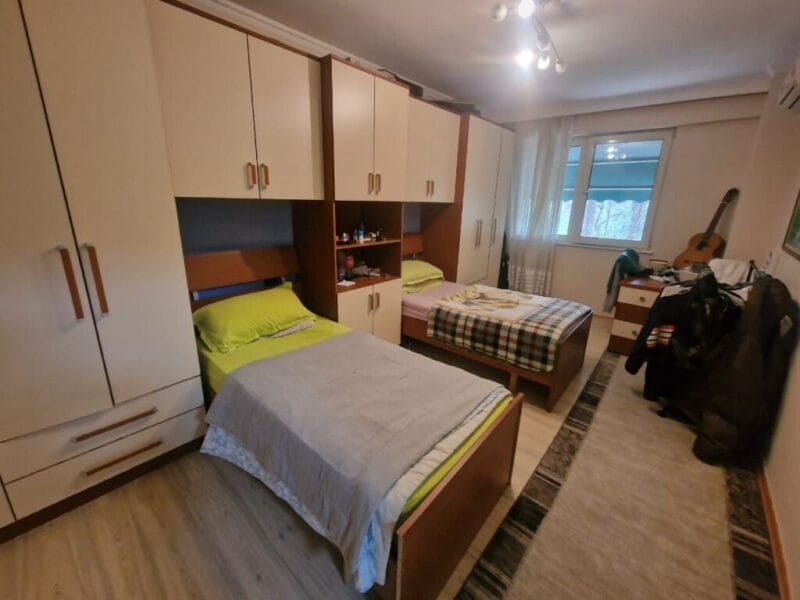 Shitet apartament 2+1+2 mbrapa Air Albania