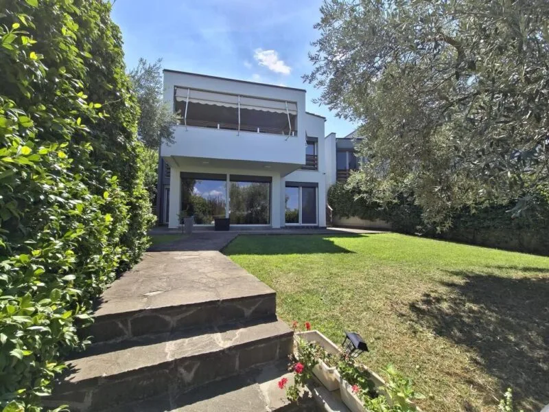 Shitet super vile ne Long HILL Residence