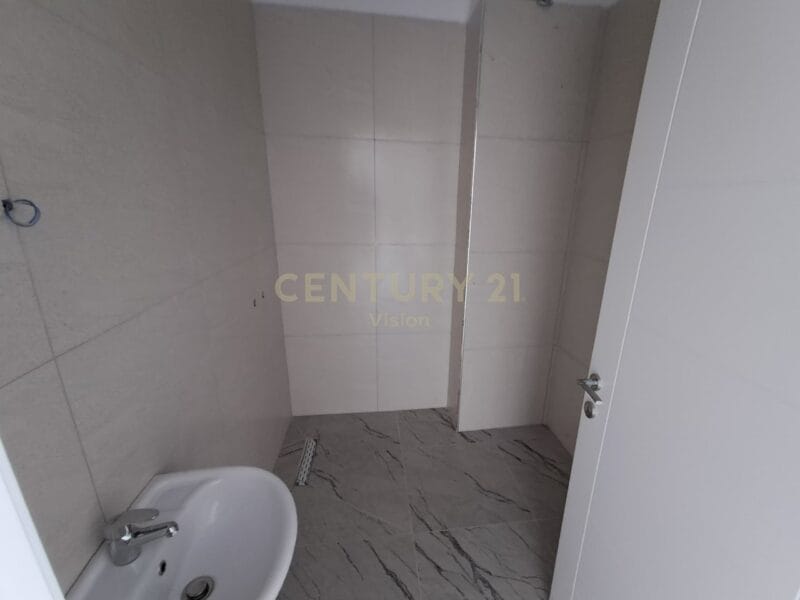 Apartament 3+1+3+ 2 ballkone per shitje, afer Arres se Madhe