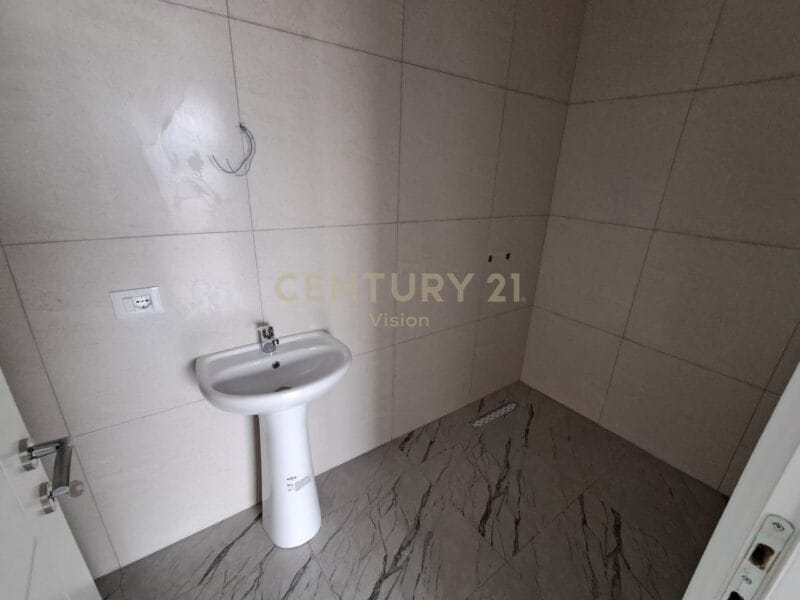Apartament 3+1+3+ 2 ballkone per shitje, afer Arres se Madhe