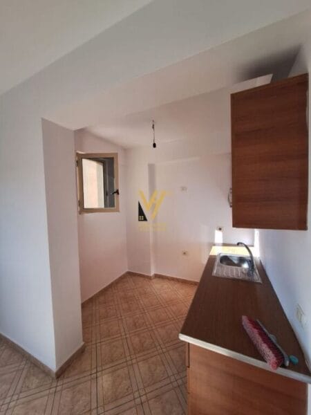 SHITET APARTAMENT 2+1+2+VERANDE NE FIER 75.000 EURO