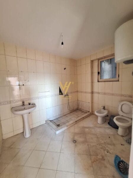 SHITET APARTAMENT 2+1+2+VERANDE NE FIER 75.000 EURO