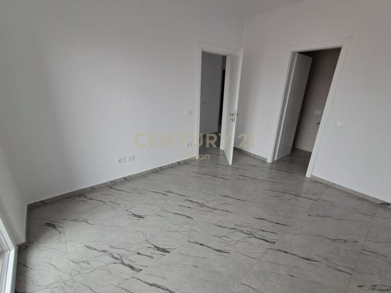 Apartament 3+1+3+ 2 ballkone per shitje, afer Arres se Madhe