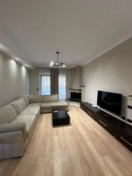 Shitet Apartament 2+1+2