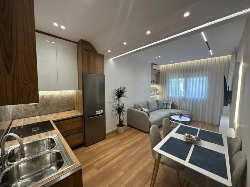 Tek Pazari i Ri,prane Optika Roma shitet apartament 1+1