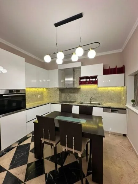 Shitet Apartament 2+1+2