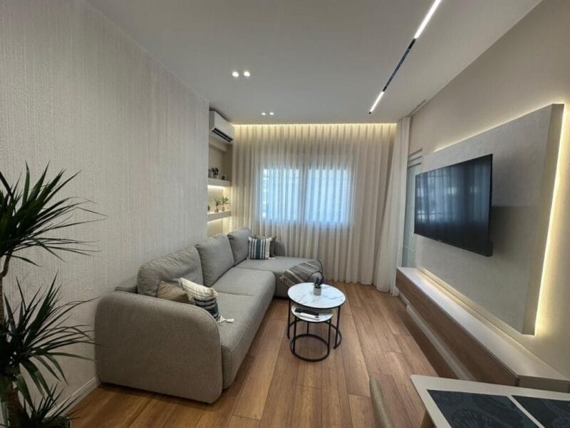 Tek Pazari i Ri,prane Optika Roma shitet apartament 1+1