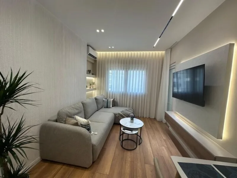 Tek Pazari i Ri,prane Optika Roma shitet apartament 1+1