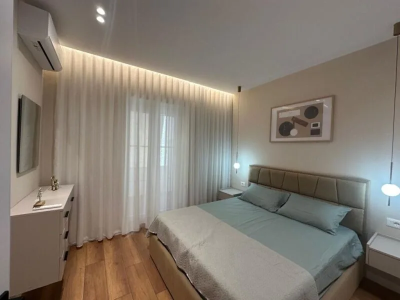 Tek Pazari i Ri,prane Optika Roma shitet apartament 1+1
