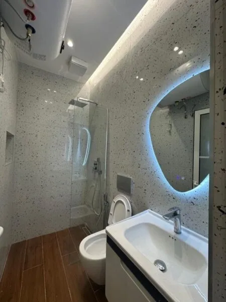 Tek Pazari i Ri,prane Optika Roma shitet apartament 1+1