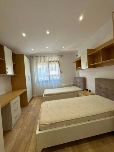 Shitet Apartament 2+1+2