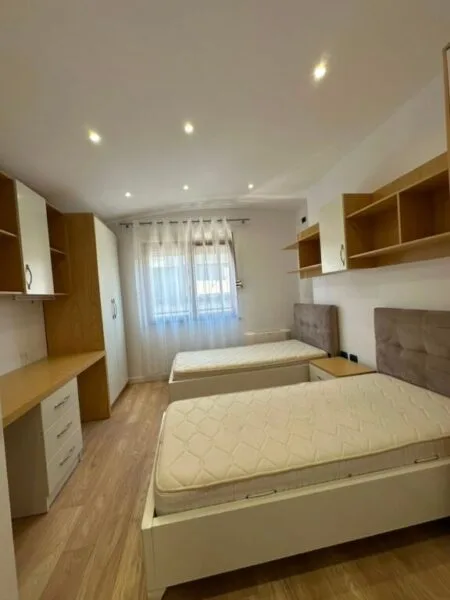 Shitet Apartament 2+1+2