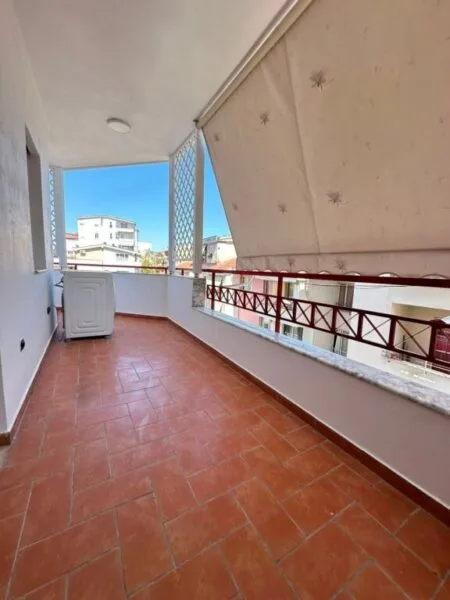 Shitet Apartament 2+1+2
